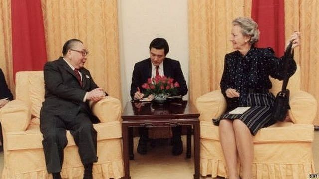 蒋经国1986年接见美国《华盛顿邮报》发行人葛兰姆女士，说出次年将开放报禁。前台湾总统马英九（图中）时为现场翻译。
