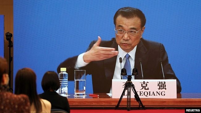 2021 年 3 月 11 日在中国北京举行的全国人民代表大会闭幕会议后，中国总理李克强在通过视频链接举行的新闻发布会上讲话。（路透社照片）