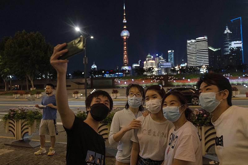 上海迎来解封之日，即将解封前的午夜时分，许多民众上街庆祝。 （美联社）