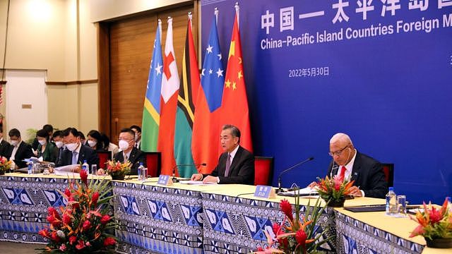 中国外长王毅（中）与斐济总理兼外长姆拜尼马拉马（右）在斐济苏瓦主持第二次中国—太平洋岛国外长会（新华社图片30/5/2022）