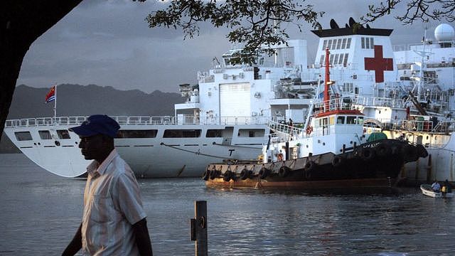中国解放军海军和平方舟号医院船停靠在斐济苏瓦港口（24/8/2014）
