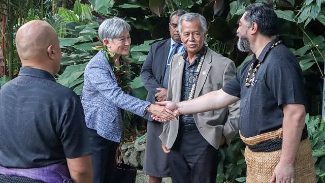 澳大利亚外长黄英贤（左二）到访斐济苏瓦太平洋岛国论坛会址（26/5/2022）