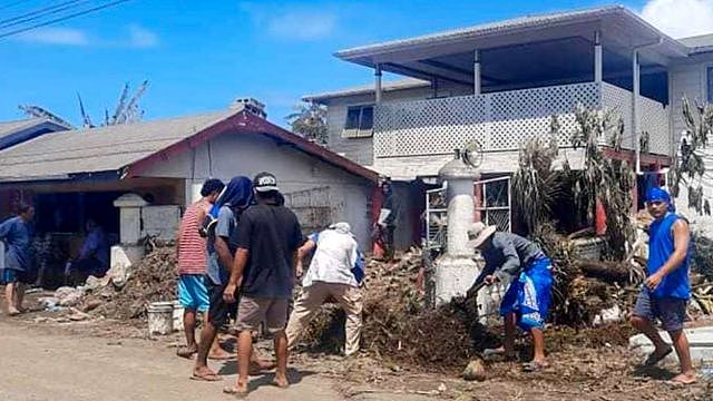 汤加首都努库阿洛法居民清理火山喷发与海啸破坏的房屋（新华社图片20/1/2022）