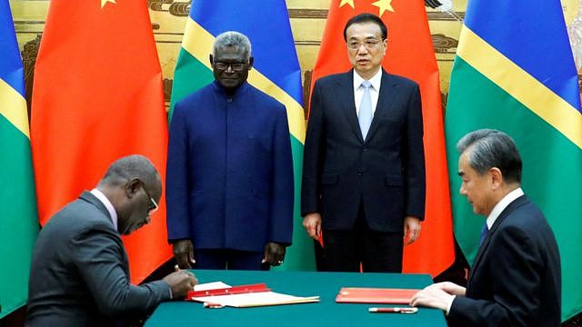 所罗门群岛总理索加瓦雷（左）与中国总理李克强（右）在北京人民大会堂见证两国外长签署双边协定（9/10/2019）