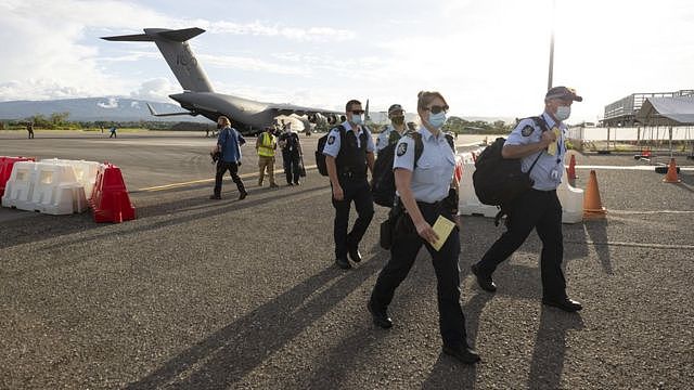 澳大利亚联邦警察警员抵达所罗门群岛首都霍尼亚拉机场（30/11/2021）