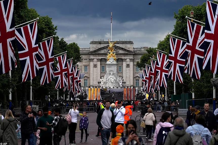 英国女王登基70周年大典2日举行：哈里梅根到场，全英都high起来了！（组图） - 3