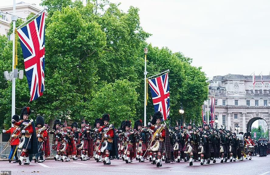 英国女王登基70周年大典2日举行：哈里梅根到场，全英都high起来了！（组图） - 16