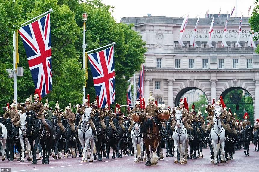 英国女王登基70周年大典2日举行：哈里梅根到场，全英都high起来了！（组图） - 17