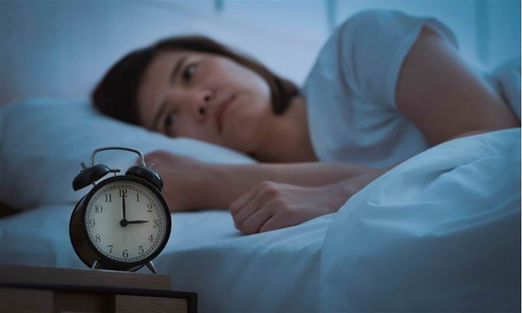 一名确诊女子表示，自己从染疫到康复解隔，出现了失眠情形，在怎么累都只能睡三小时，严重影响精神状况。 (示意图／shutterstock)