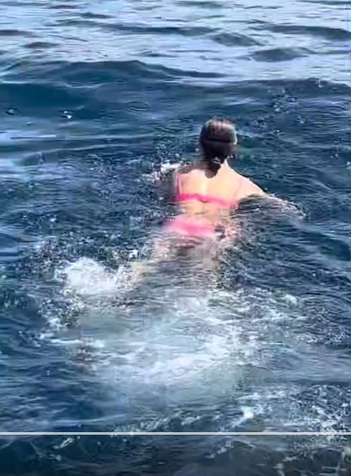 一条美人鱼！谷爱凌法国度假海上冲浪，穿粉色比基尼划船秀傲人身材（组图） - 2