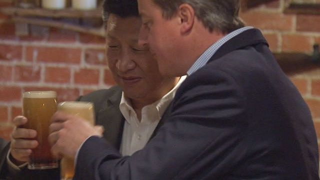 2015年10月习近平访问英国与前首相卡梅伦去酒吧喝酒