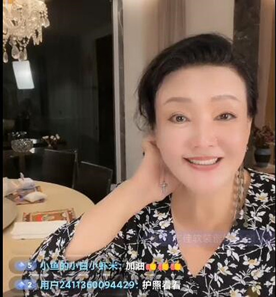 直播中被网友问到“你儿子做了啥”，汪小菲妈妈马上正面回应了（组图） - 2