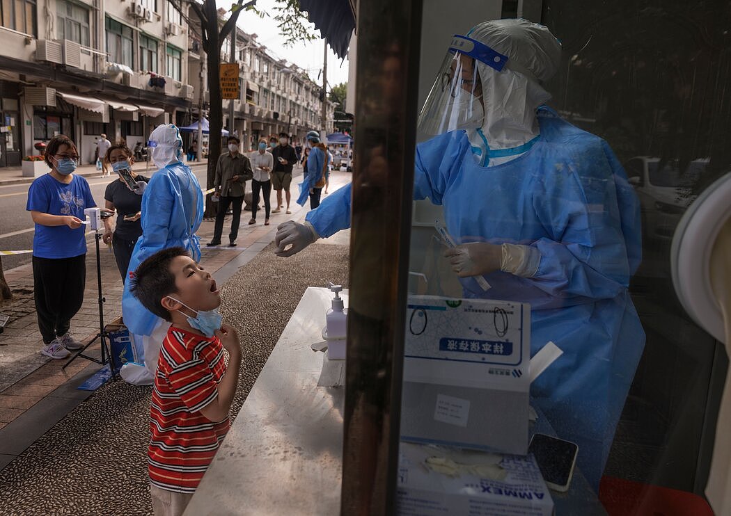 接受新冠病毒检测已经成为上海日常生活的一部分。市民在乘坐地铁和进入公共场所时，需要出示核酸阴性证明。