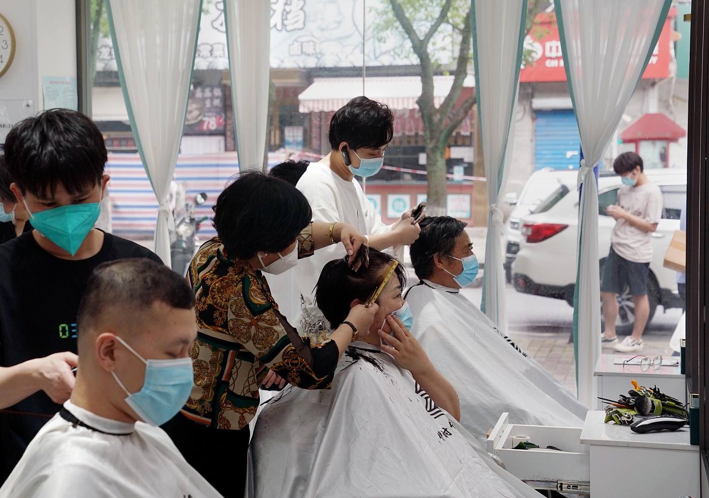 6月1日，上海全面恢复全市正常生产生活秩序，顾客在闵行区一家发型屋理发。 （新华社）