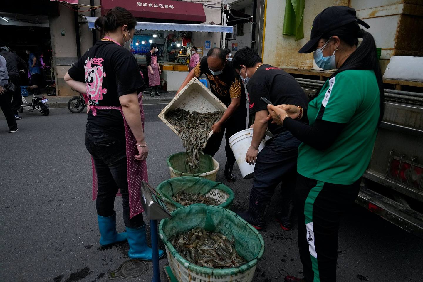 6月1日，上海，市场档主从货车上卸下鲜虾。 （美联社）
