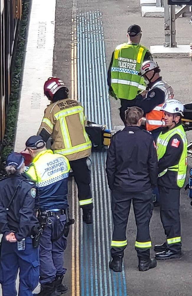 悉尼城铁站惊险一幕！男子突然从站台跌落被困车底，头部重伤送医（组图） - 2