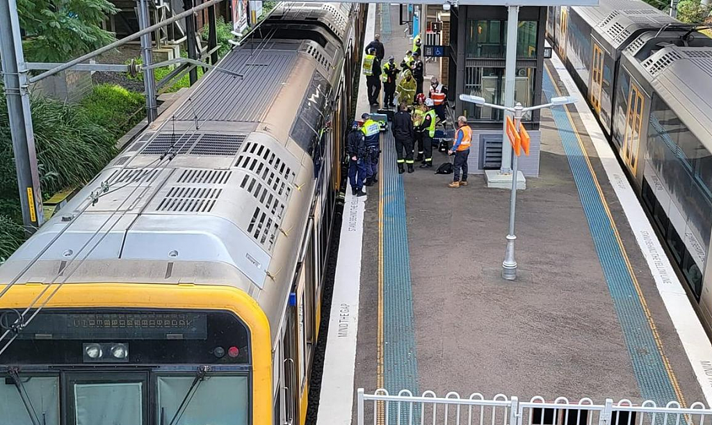 悉尼城铁站惊险一幕！男子突然从站台跌落被困车底，头部重伤送医（组图） - 3