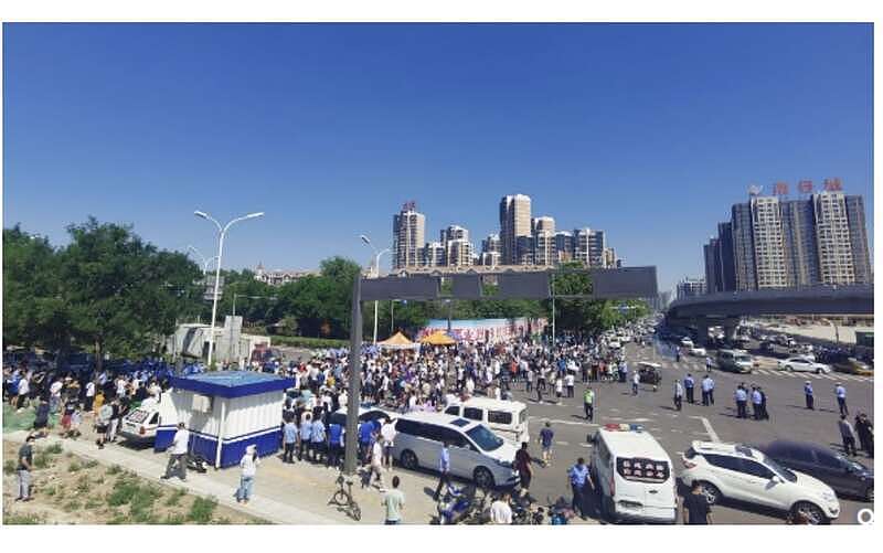 进京上班遭阻拦，河北燕郊上千通勤族聚众抗议，现场爆发警民冲突（视频/图） - 1