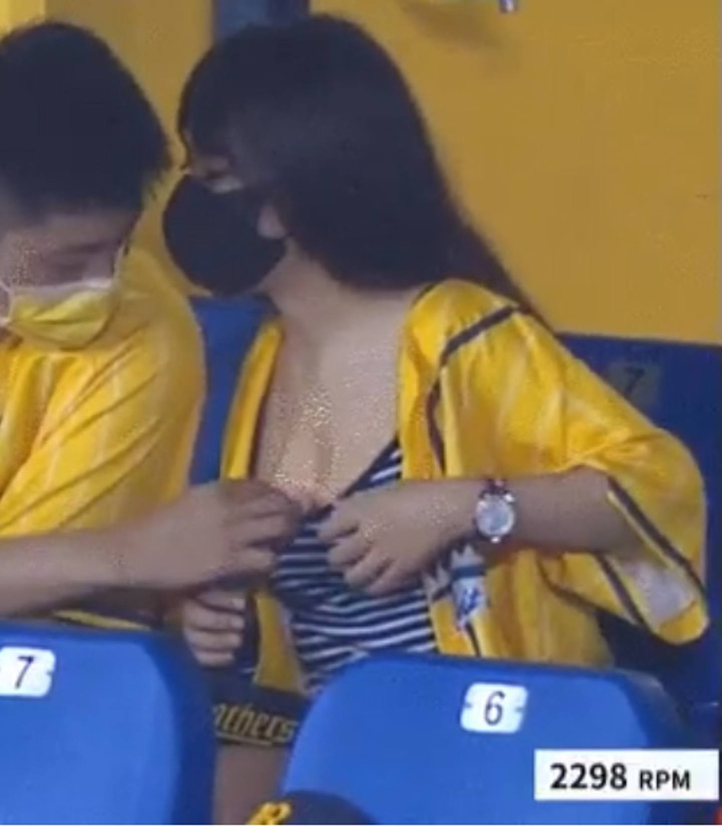直播画面见到有男球迷将手伸向穿着低胸上衣的女子胸前，动作似拿走一些东西。 （网上图片）