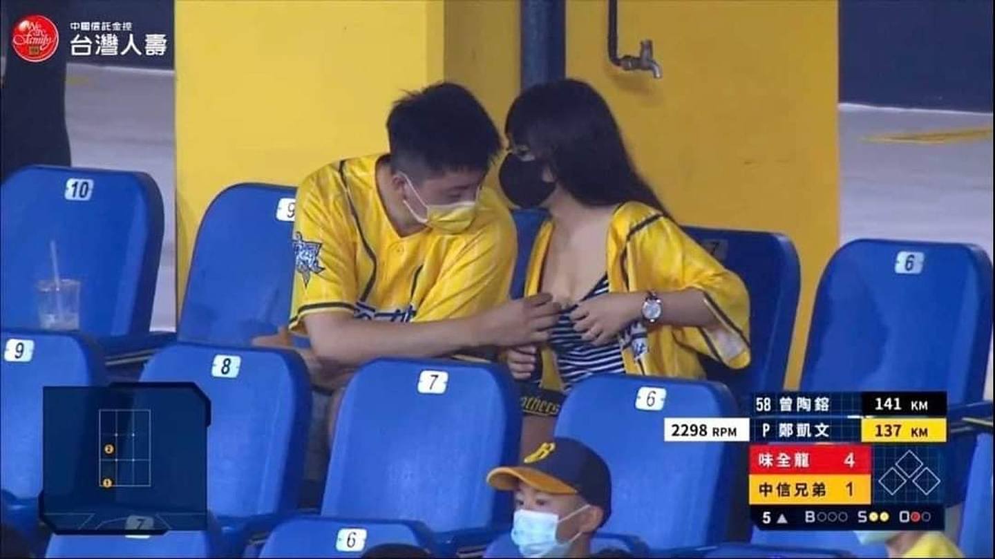 直播画面见到有男球迷将手伸向穿着低胸上衣的女子胸前，短短几秒影片引起网民哗然疯传。 （网上图片）