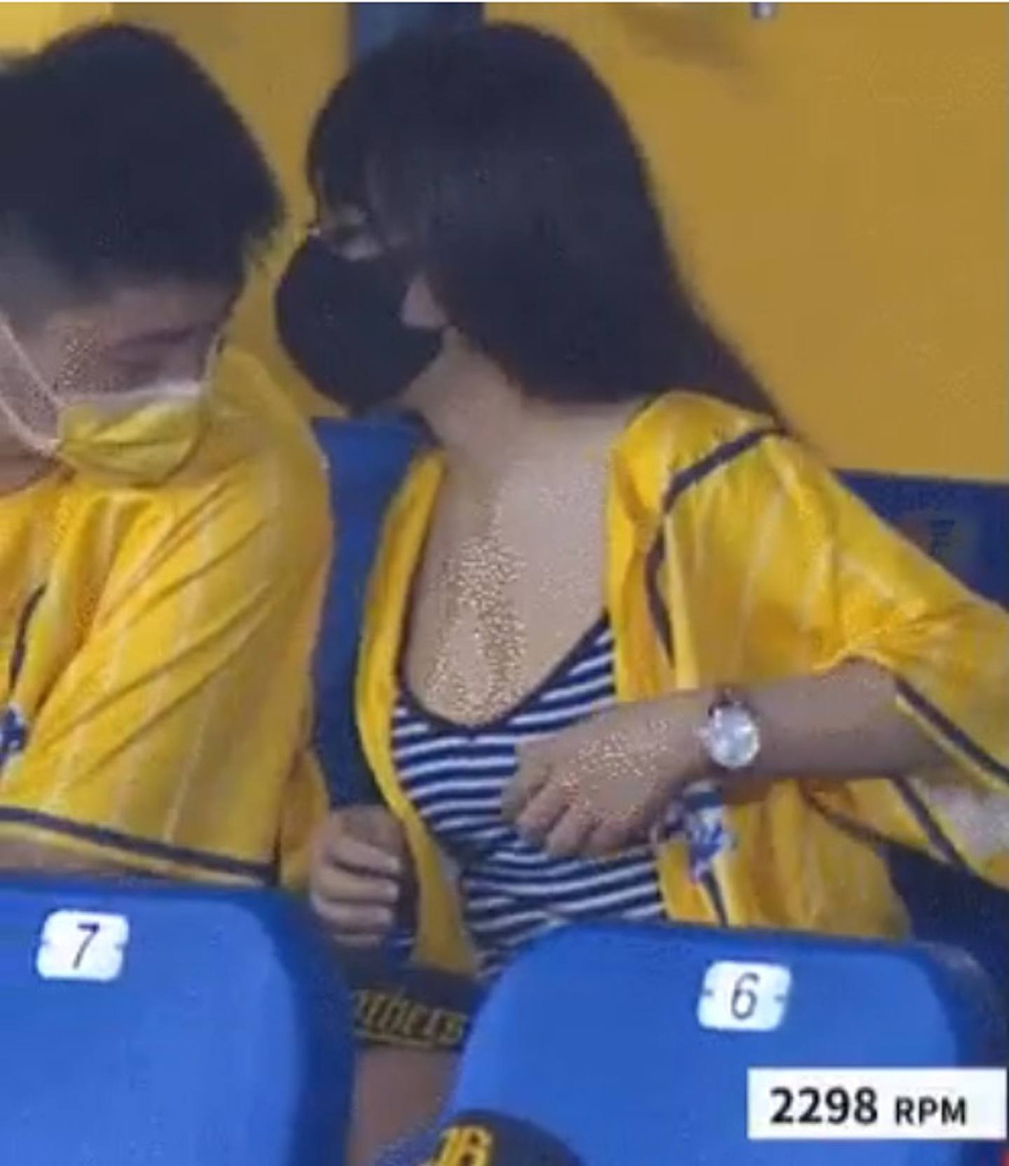 直播画面见到有男球迷将手伸向穿着低胸上衣的女子胸前，动作似拿走一些东西。 （网上图片）