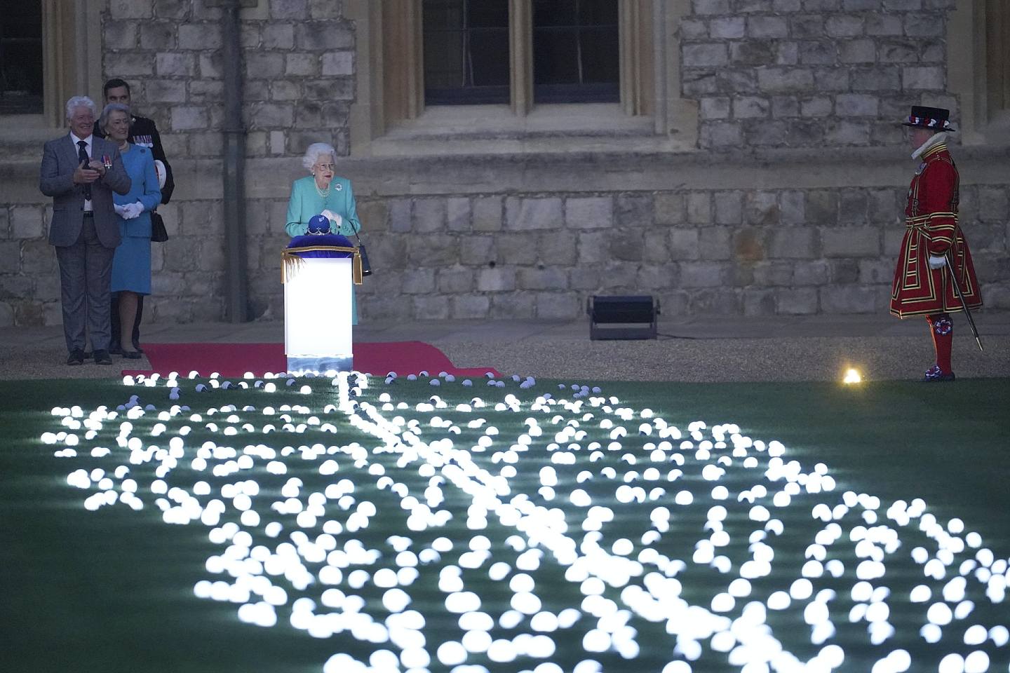 图6月2日，英女王在温莎城堡主持点灯仪式，庆祝英女王登基70周年。 （AP）
