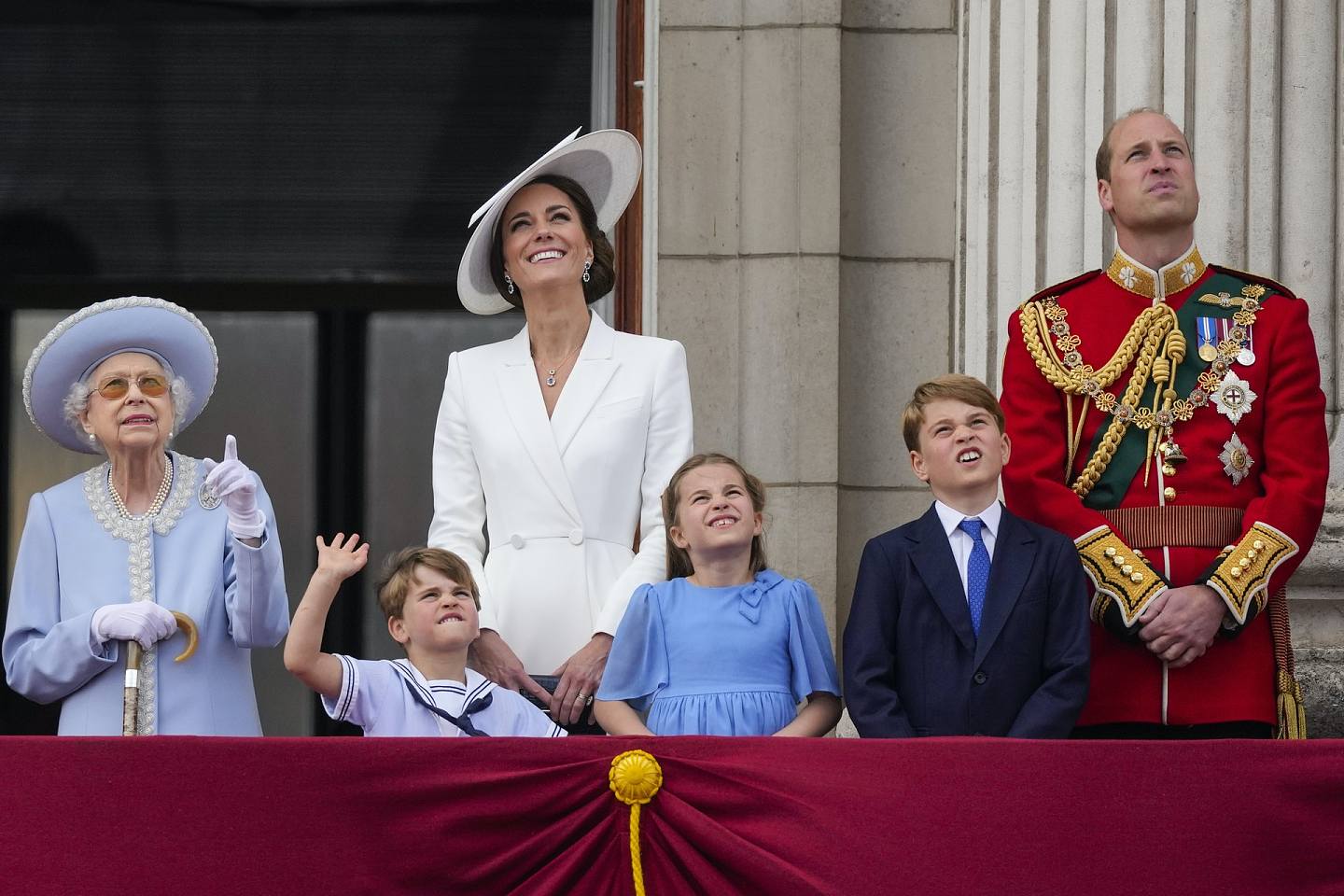 图为6月2日，英女王与威廉王子一家在白金汉宫出席仪式，庆祝英女王登基70周年。 （AP）