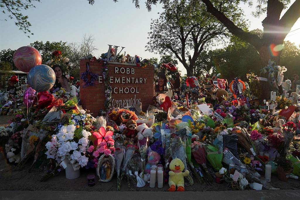 德州枪击案导致19名学童、2名教师身亡。 （图／路透社）