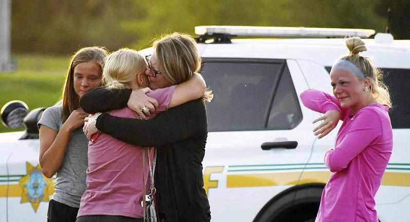 一名男子今天在爱阿华州的教堂停车场枪杀两名女子，然后举枪自尽。美国总统拜登才刚发表重要演说谈论枪枝暴力，不久后便发生这起枪击。（美联社）