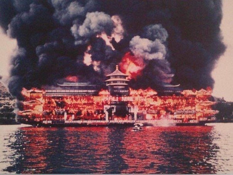 第一代珍宝海鲜舫于1971年10月30日发生大火。