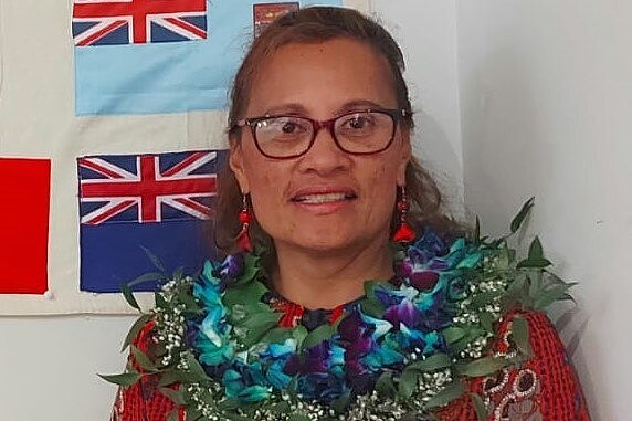 汤加裔澳大利亚人唐亚·托伊穿着传统服装坐在镜头前