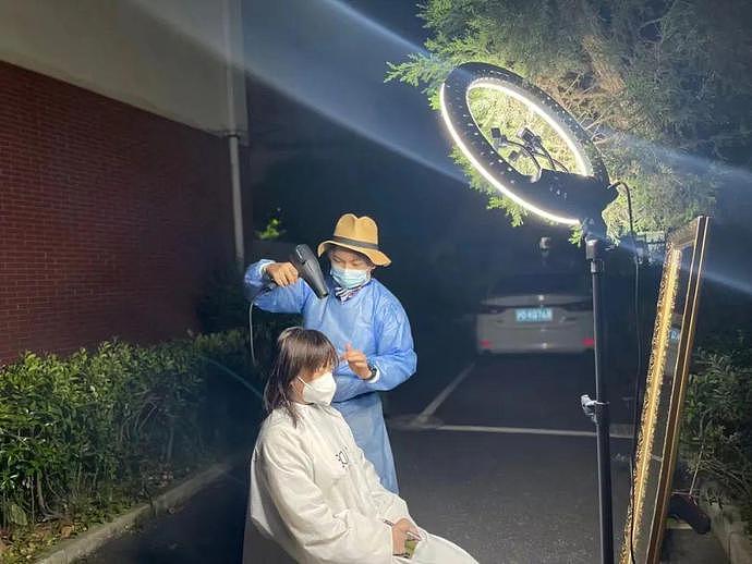 日本男子在上海封控2个月，免费帮200多名居民剪头发（组图） - 2