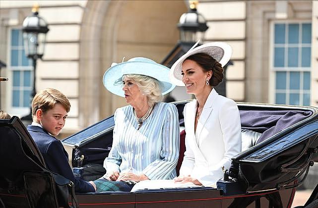 英国第一夫人穿粉裙闪耀典礼！才700多太寒碜，却比凯特梅根吸睛（组图） - 6