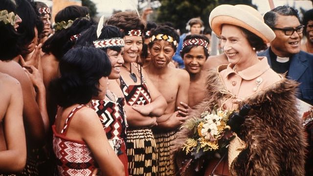 1977年女王在新西兰访问期间与当地民众交谈