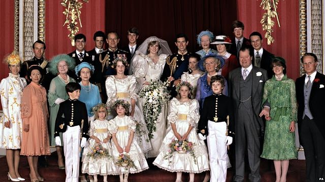 白金汉宫，女王和一对新人 - 查尔斯与戴安娜 - 及皇室成员的全家福照片
