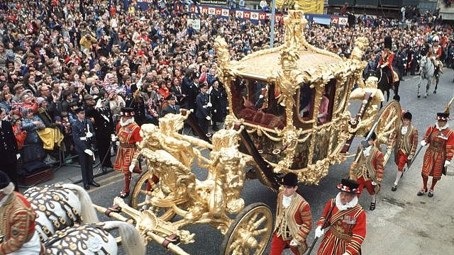 伊丽莎白二世女王登基25周年银禧庆典，女王乘金马车从皇宫前往圣保罗大教堂参加仪式