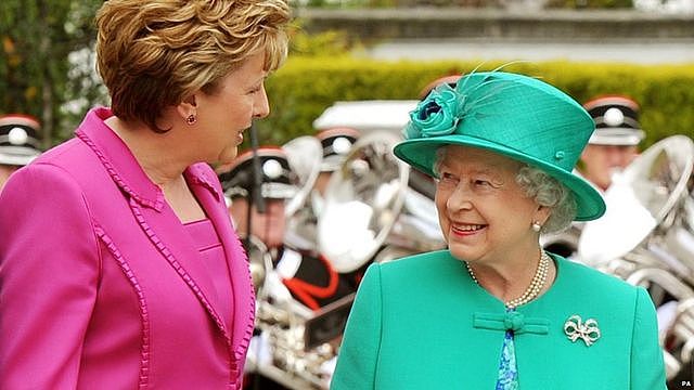 女王伊丽莎白二世访问爱尔兰共和国，与爱尔兰总统玛丽·麦卡利斯交谈。