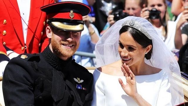 2018年5月19日，哈里、梅根在温莎堡的婚礼吸引了全世界的目光，她的身世背景是谈论焦点之一