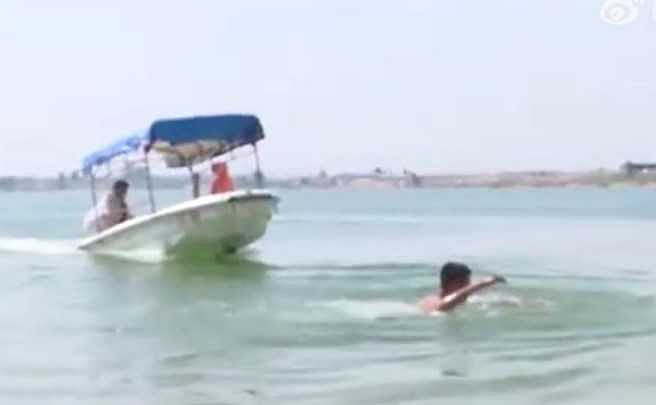 中国大陆近日发生游客落水事件，一名7旬老翁奋勇救人。 （图／翻摄自微博）