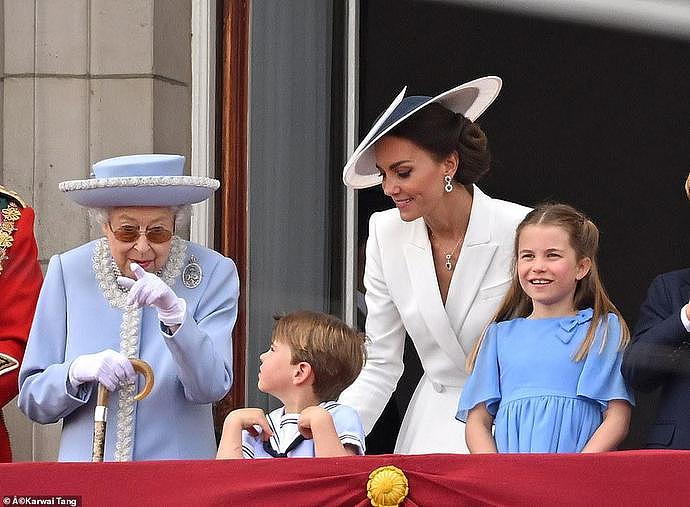 媒体遗憾报道：英国女王庆祝当天“身体不适”累倒在床！凯特挑大梁，梅根打造“好婶婶”新形象（组图） - 2