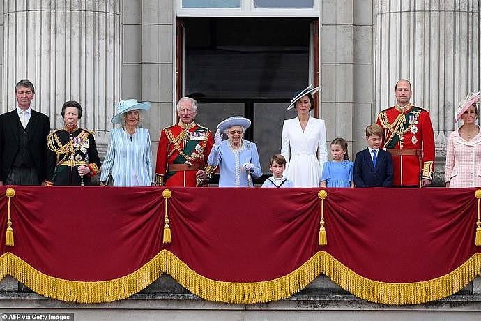 媒体遗憾报道：英国女王庆祝当天“身体不适”累倒在床！凯特挑大梁，梅根打造“好婶婶”新形象（组图） - 1