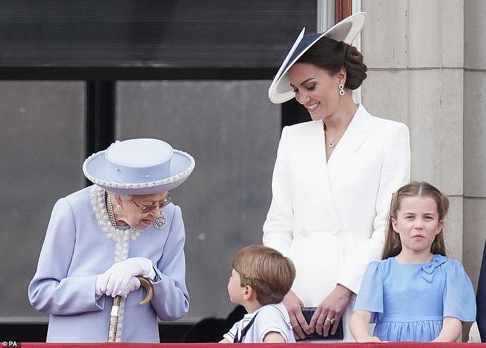 媒体遗憾报道：英国女王庆祝当天“身体不适”累倒在床！凯特挑大梁，梅根打造“好婶婶”新形象（组图） - 5