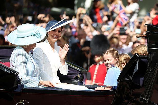 媒体遗憾报道：英国女王庆祝当天“身体不适”累倒在床！凯特挑大梁，梅根打造“好婶婶”新形象（组图） - 8