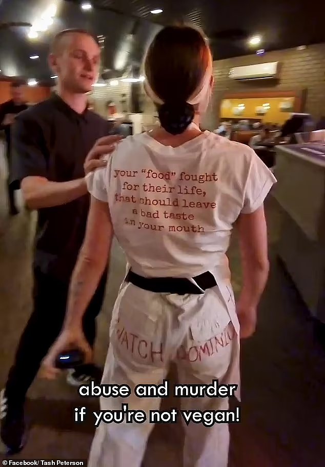 澳女身穿“血衣”大闹餐厅，食客受不了动手赶人！前者曾因裸体抗议遭审判（视频/组图） - 3
