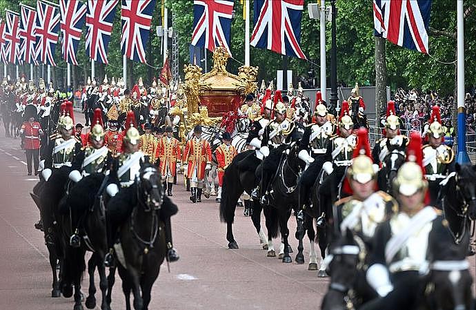 英女王铂金庆典最后一天，4岁路易王子又成团宠，坐在查尔斯腿上（组图） - 1