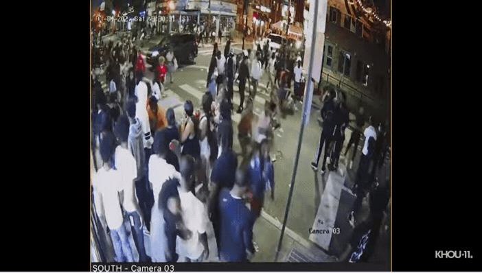 现场监视器显示枪案发生一刻群众奔逃。(撷自KHOU 11影片) 