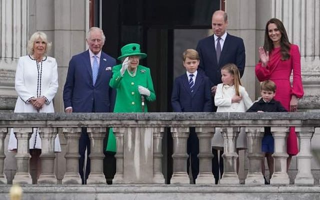 女王和其他王室成员在阳台上向人群挥手致意