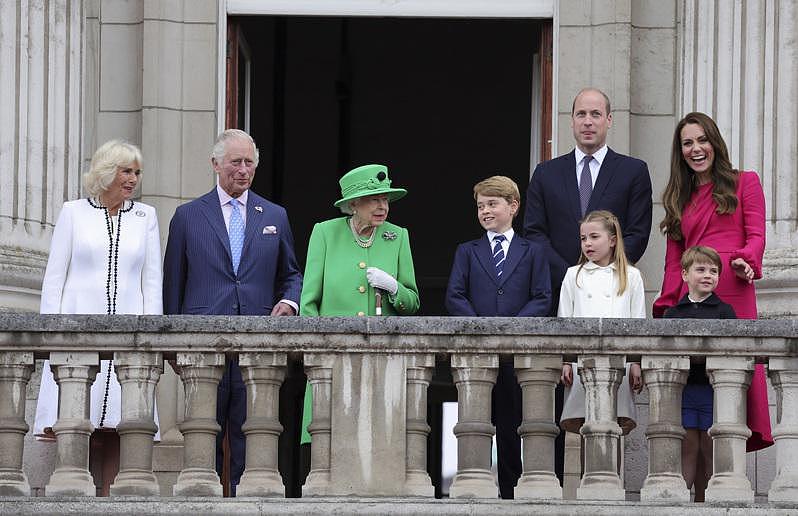 女王身穿绿色套装，搭配白色手套，手拄拐杖，与73岁王储查理王子、39岁长孙威廉王子和8岁的乔治小王子（Prince George）等人一同出现在白金汉宫露台，接受聚集在林荫大道上的大批民众欢呼。 美联社