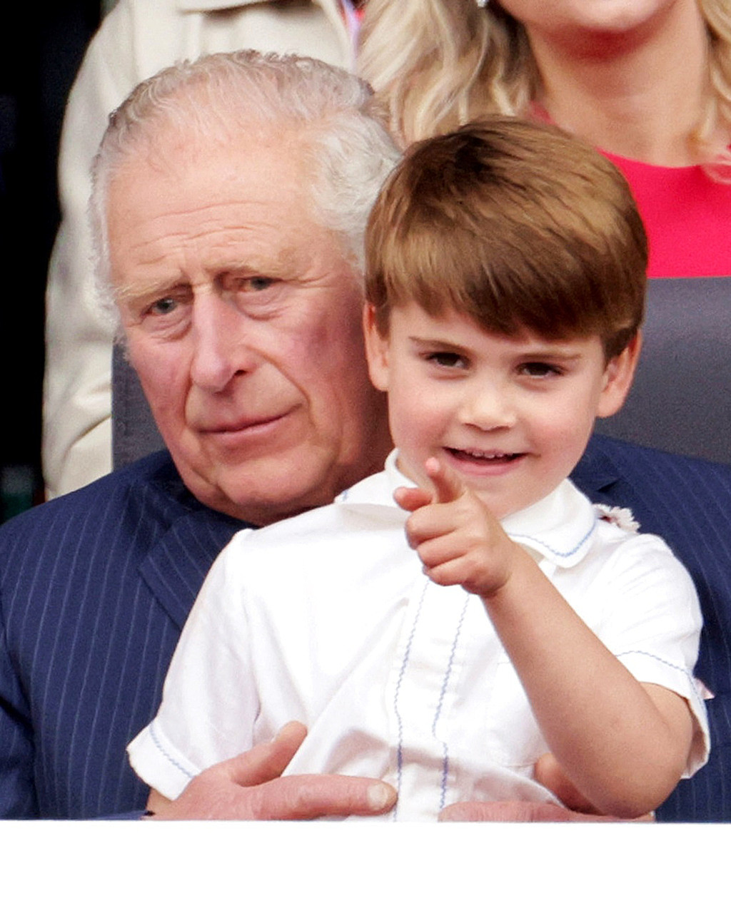 4岁的英国路易王子（Prince Louis）5日在「白金盛会」上坐不住，还对母亲凯特扮鬼脸。 （图／路透社）
