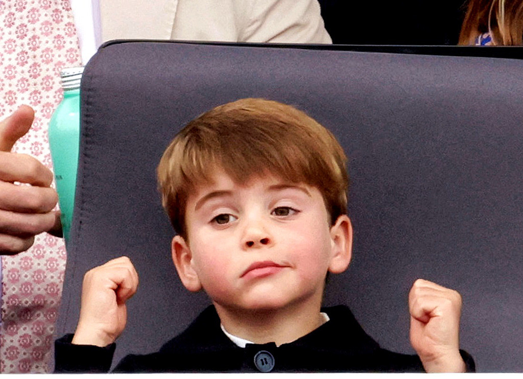 4岁的英国路易王子（Prince Louis）5日在「白金盛会」上坐不住，还对母亲凯特扮鬼脸。 （图／路透社）